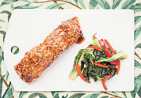 Teriyakilax med sesamfrön och bok choy